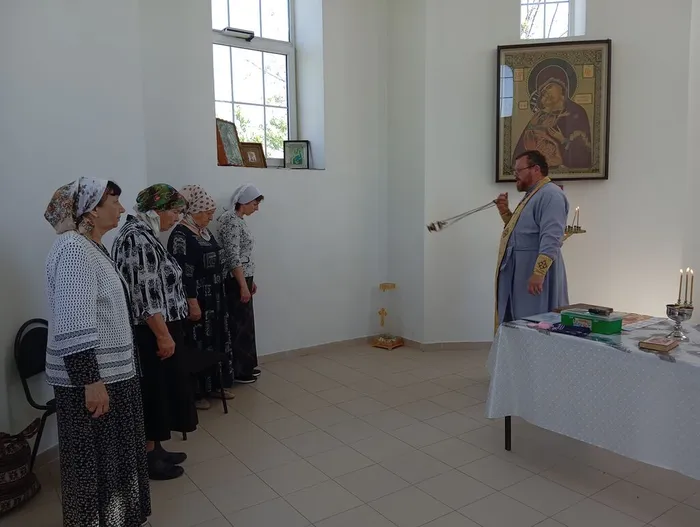 о. Дионисий кадит